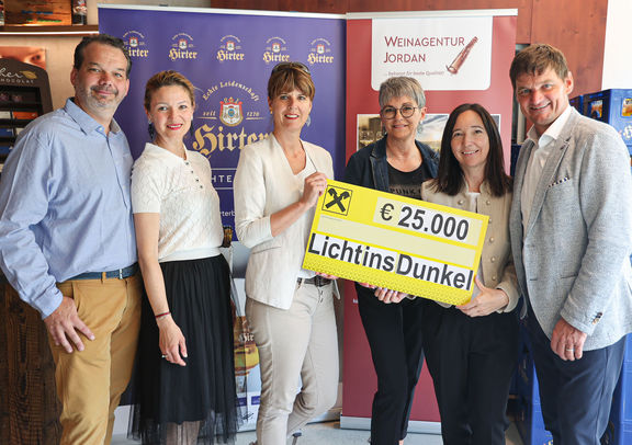 Foto II Spendenscheck UEbergabe Gruppe klein