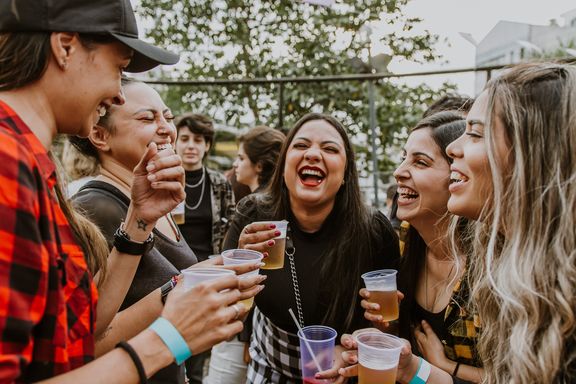 Frauen Biertrinken