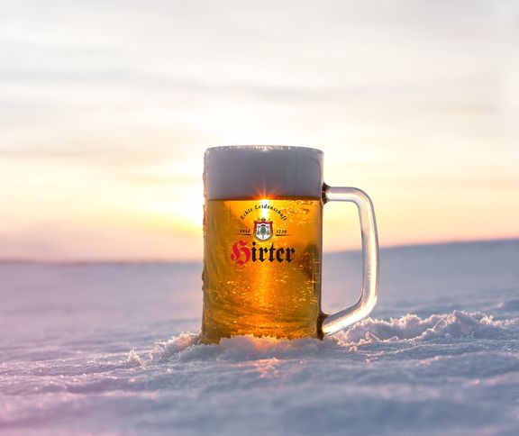 Hirter Blog Jahreszeiten Bierkrug Schnee