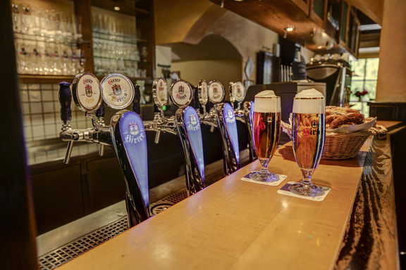 Hirter Braukeller Theke Hirter Bier