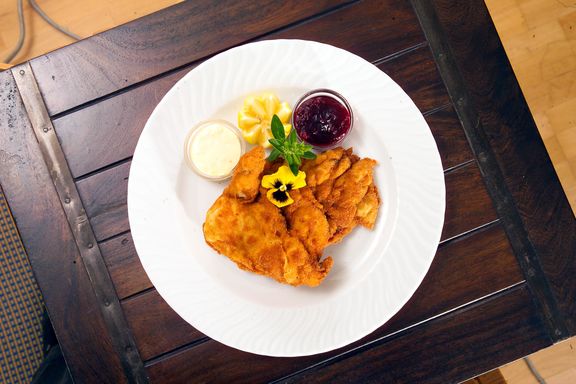 Hirter Braukeller KulinarischeSpezialitaeten Backhendl