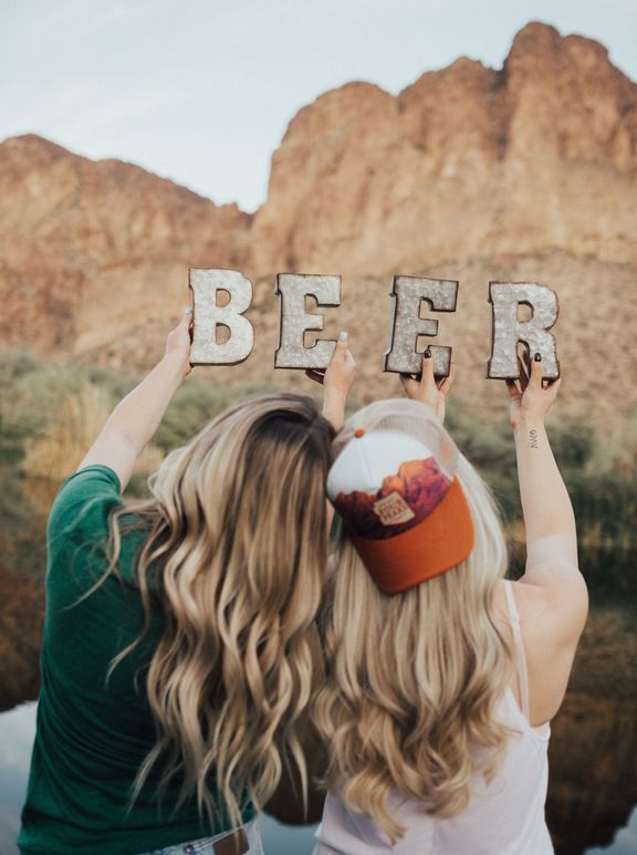 Frauen von Hinten Bier